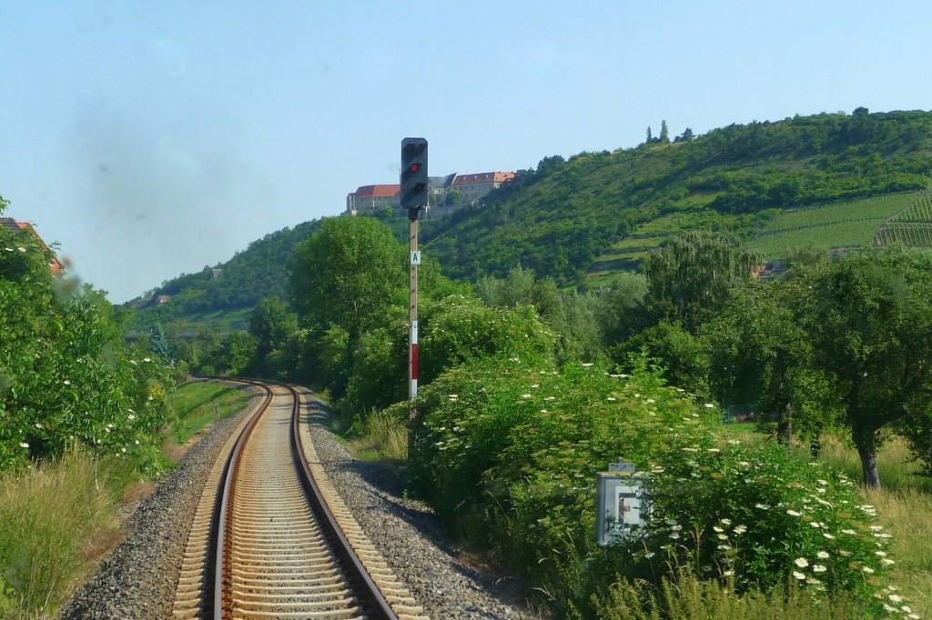 Die Unstrutbahn bei Ni�mitz, mit dem Einfahrtssignal von Freyburg; 29.06.2010