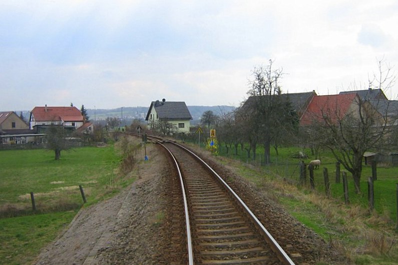 Die Unstrutbahntrasse in der Ortslage Ro�bach zwischen Naumburg und Kleinjena; 05.04.2010 (Foto: Thomas Menzel)