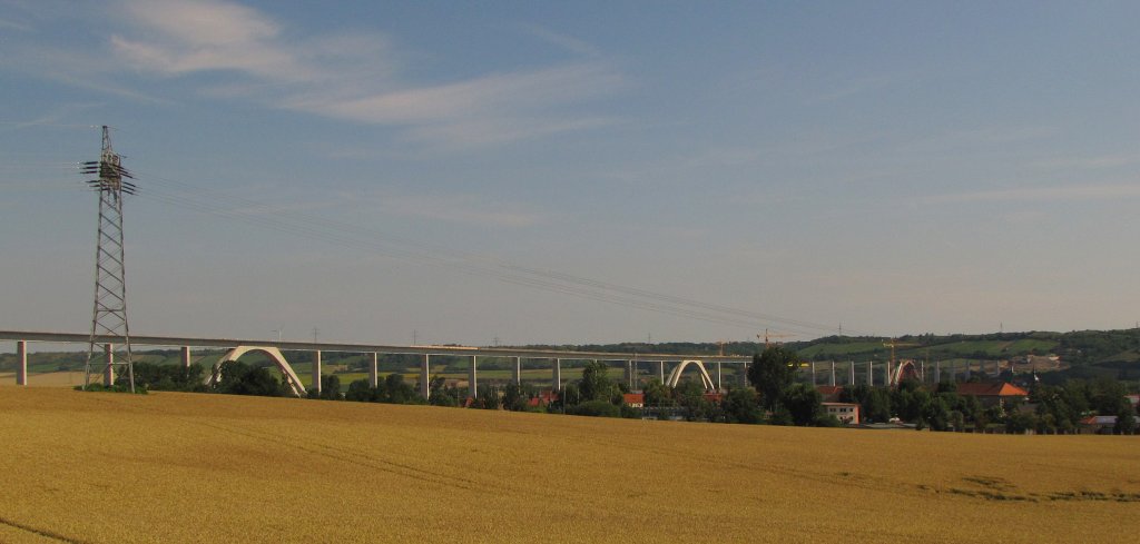 Die Unstruttalbr�cke �berspannt mittlerweile schon einen Gro�teil des Unstruttals und hat ihren Endpunkt, den Osterbergtunnel, schon fast erreicht; 09.07.2011