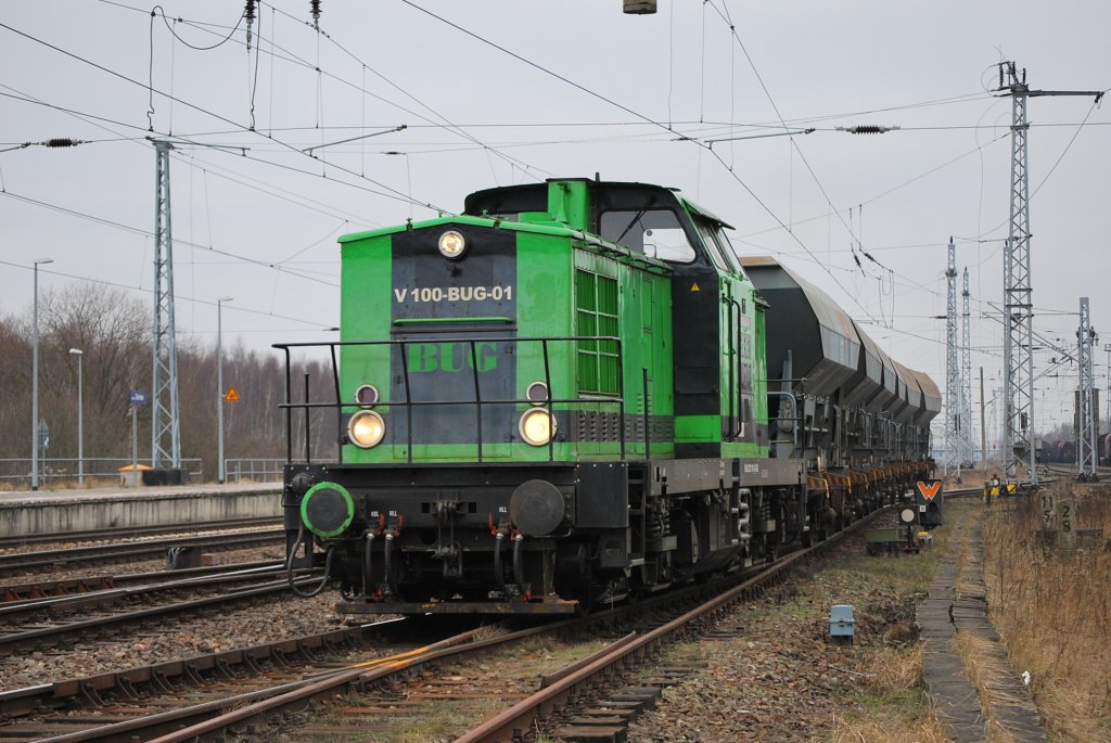 Die V100 Bug-01 verlsst am 31.01.2011 Rostock Seehafen-Sd in Richtung Stralsund.