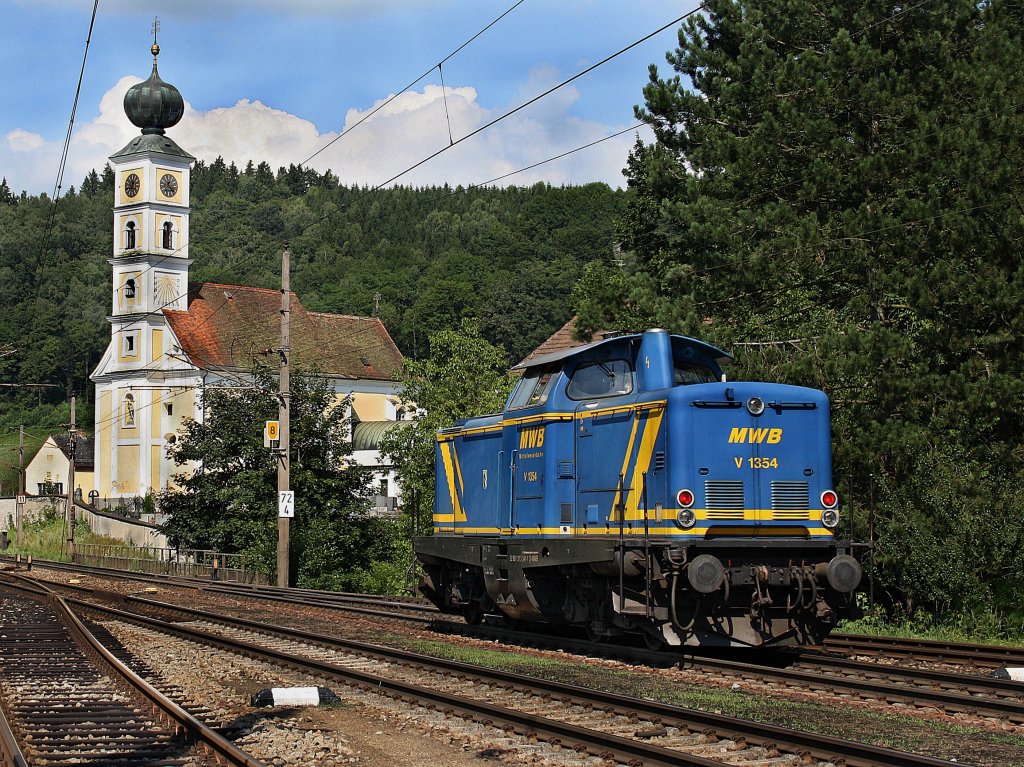 Die V1354 der MWB am 31.07.2010 bei der Durchfahrt in Wernstein. 
