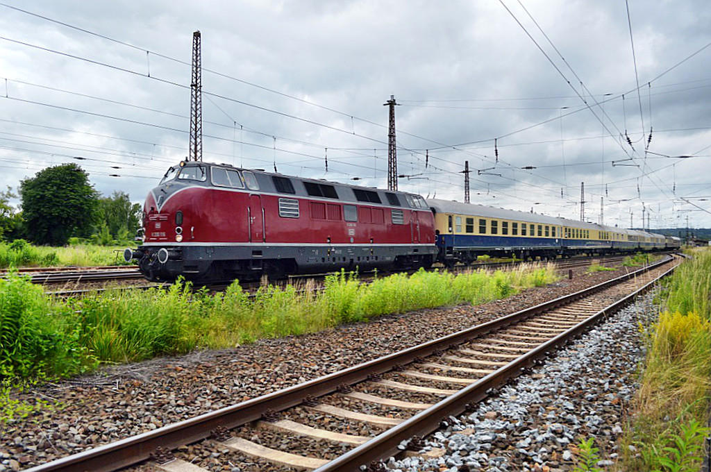 Die V200 116 der Dampflok Tradition Oberhausen mit dem  Rheingold Jubil�ums-Express  DPE 25792 von Leipzig Hbf nach K�ln Hbf, am 26.06.2013 bei der Durchfahrt in Naumburg. (Foto: Thomas Fritzsche)
