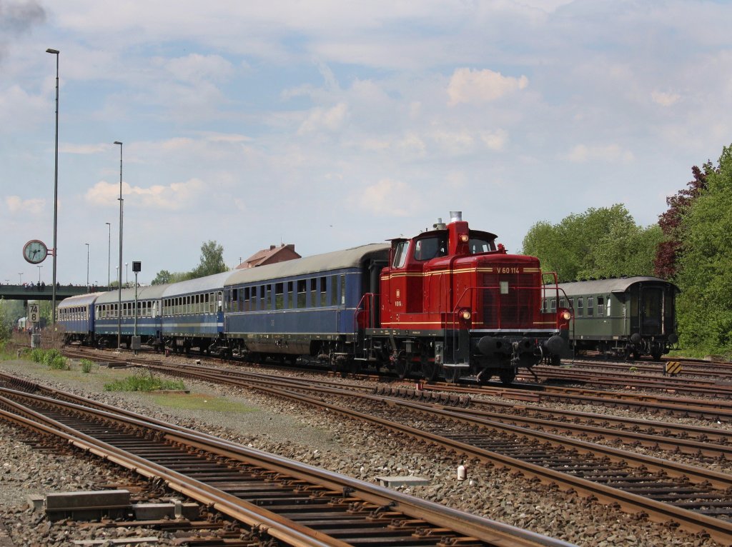 Die V60 114 am 22.05.2010 bei einer Rangierfahrt in Neuenmarkt-Wirsberg. 
