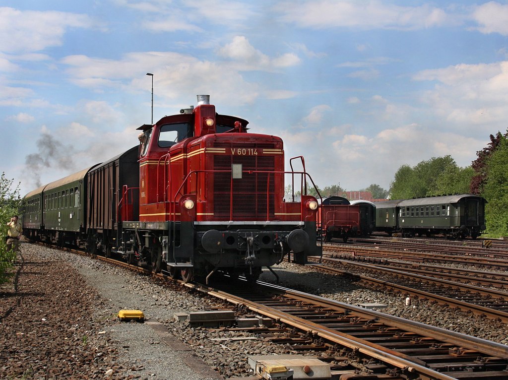 Die V60 114 am 22.05.2010 bei Rangierarbeiten in Neuenmarkt-Wirsberg.
