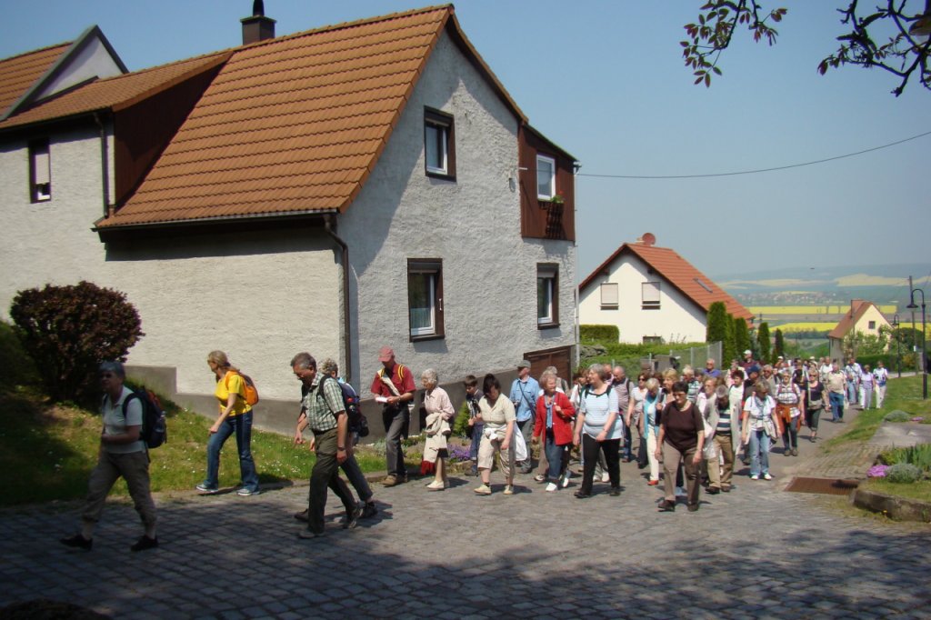 Die vielen Fahrg�ste des 1.  Unstrut-Schrecke-Express  beim Aufstieg zum Schrecke Wald, am 01.05.2012 in Donndorf. (Foto: G�nther G�bel)