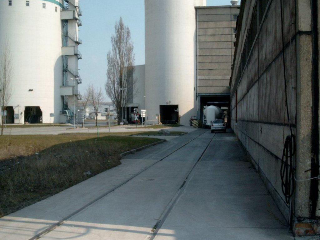 Die Waggonkippanlage im Jahr 2007 vom Zementwerk Karsdorf. Das ist eine doppelseitige stirnwandkippf�hige Anlage. Hier k�nnen gleichzeitig 2 Ea –Wagen stirnseitig gekippt und entleert werden. (Foto: Dieter Bauer)