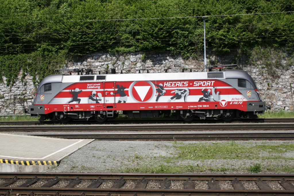 Die Werbelok fr den sterreichischen Heeressport 1116.138 stand heute,09.05.2013, in Leoben Hbf (Steiermark)