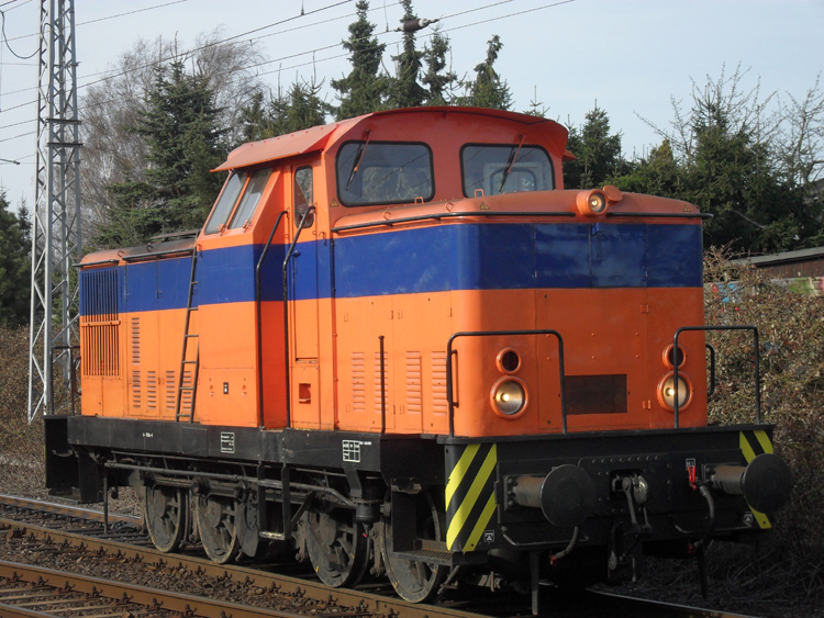 Die Werk-Lok der Firma RFH(Rostocker Fracht und Fischereihafen)stand wieder sehr Fotofreundlich fr mich im Bahnhof Rostock-Bramow.(07.04.2011)