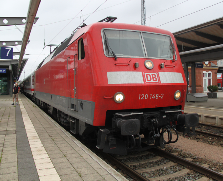 Dies werden wohl die letzten Bilder vom Urlaubs-Express Mecklenburg-Vorpommern sein am 01.10.2011 wird der Zug zum letzen mal Kln-Binz/Seebad Heringsdorf fahren,ab Juni 2012 fhrt der Zug dann Kln-Hannover-Berlin-Binz/Seebad Heringsdorf,Time To Say Goodbye UEX :-(warum nur? warum tut die Bahn uns Eisenbahn-Fans das an? Es wird spekuliert das die 218er trotzdem von Rostock nach Stralsund fahren soll aber das steht in den Sternen.