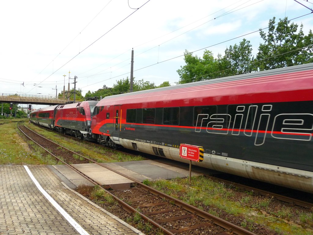 Diese zwei RailJet-Garnituren verkehren quasi als  Doppeltraktion . Bregenz, 11.07.2012