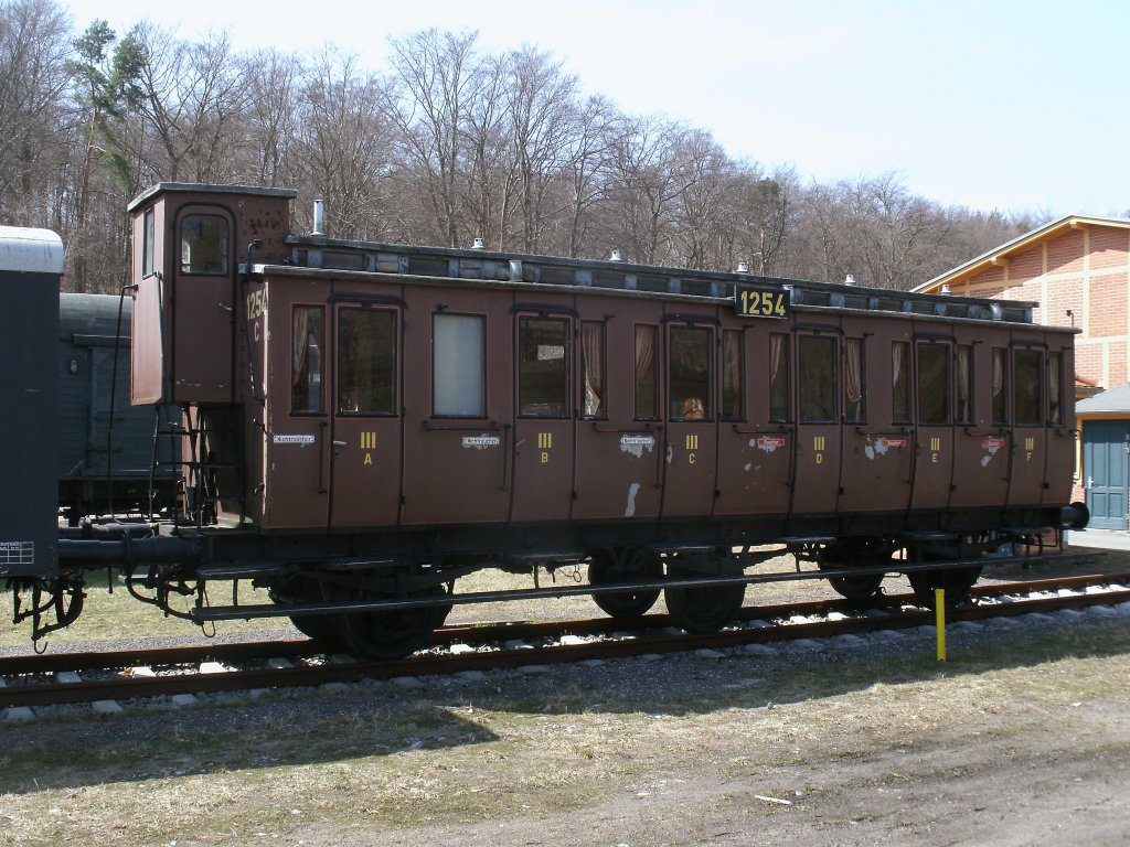 Dieser dreiachsiger Reisezugwagen steht in Heringsdorf.Aufgenommen am 14.April 2013.