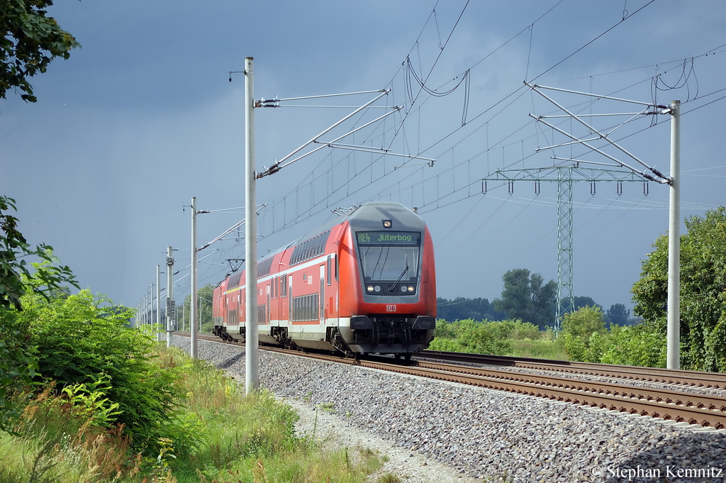 Dieser Umlauf der RE4-Linie (RE 37311) von Wismar nach Jterbog, fuhr Heute nur mit drei Dostos anstatt mit vier. Hier kommt er gerade in Vietznitz durch und im Hintergrund zieht ein Gewitter auf. 12.08.2011