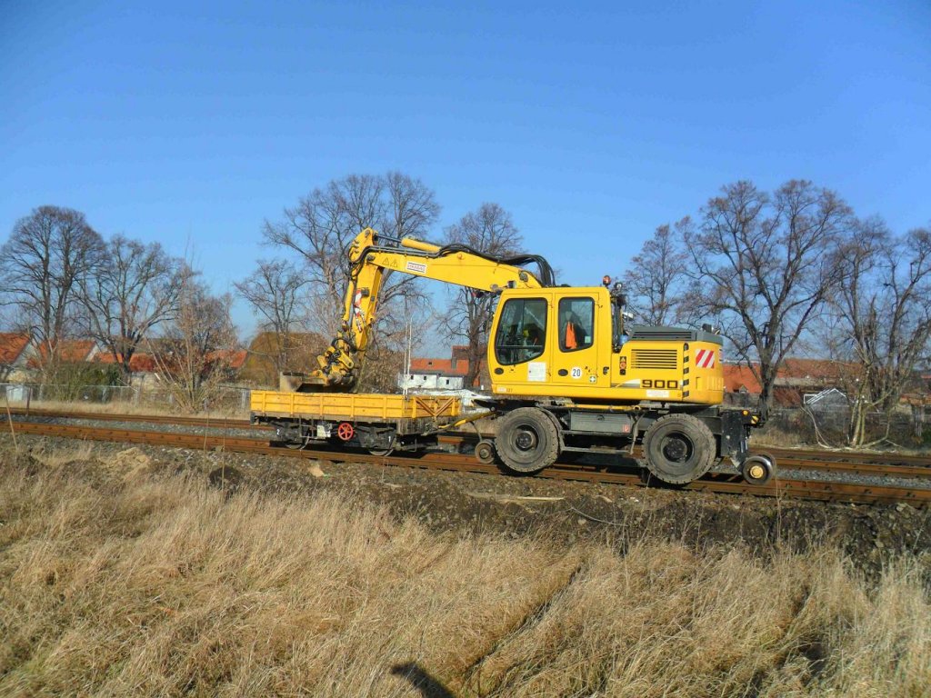 Dieser Zweiwegebagger der Firma STRABAG war am 26.01.2012 im Bf Laucha zwischen Bahnsteig und dem Bahn�bergang der B176 abgestellt.