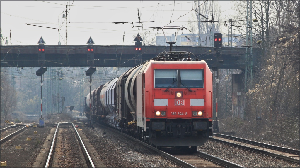 Diesiges Wetter in eine Richtung und Gegenlicht machte das fotografieren und bearbeiten nicht gerade zu einem Kinderspiel. 185 344 durchfuhr am 12.03.11 mit einem gemischten Gterzug in Richtung Kln Bonn Beuel