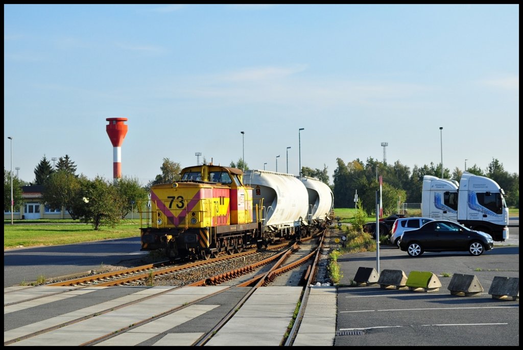 Direkt nach der Ankunft in Rostock-Seehafen wird der Zementzug zum entladen in den Seehafen geschleppt.Stammlok ist hier die MEG 73(ex 345 373).Kurz vor dem Ziel konnte sie am 02.10.2011 geknipst werden.