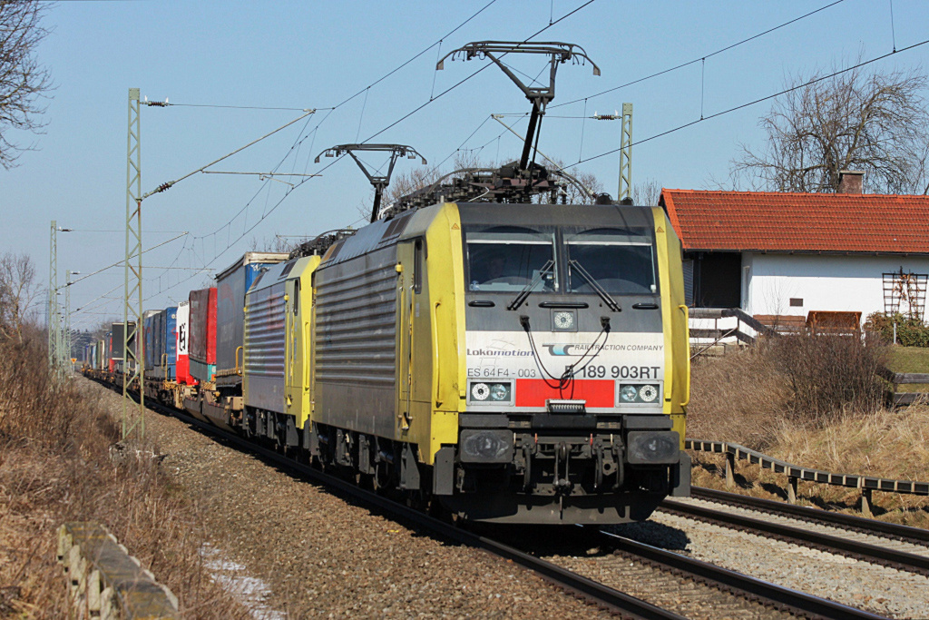 Dispolok 189-903 im Dienste von RTC Lokomotion mit KLV-Zug beim alten Blockhaus Hilperting zwischen Mnchen und Rosenheim am 26. Febr. 2011.