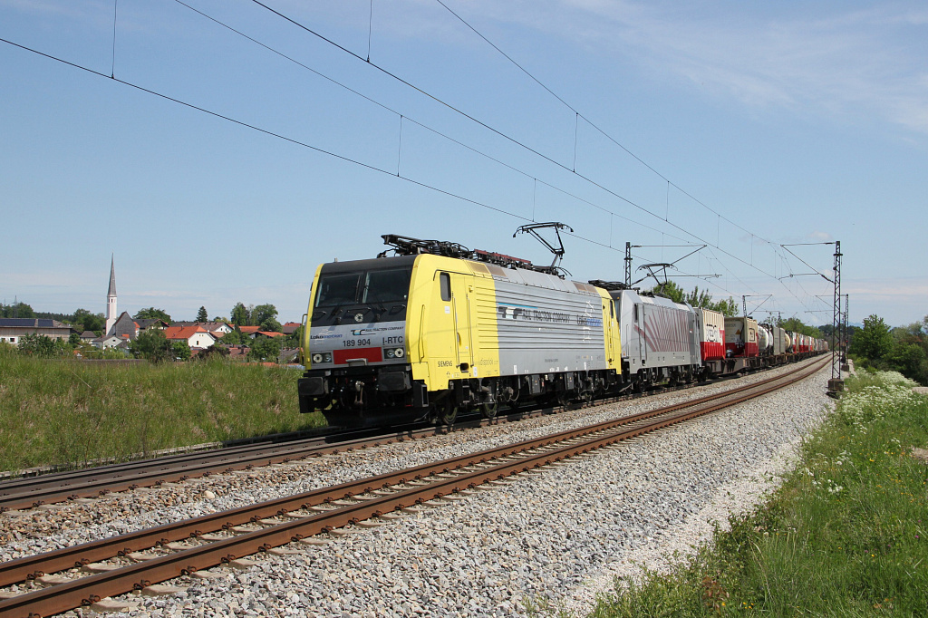 Dispolok 189-904 mit KLV-Zug vor der Ortskulisse von Ostermnchen zwischen Rosenheim und Mnchen am 14.5.2011. 