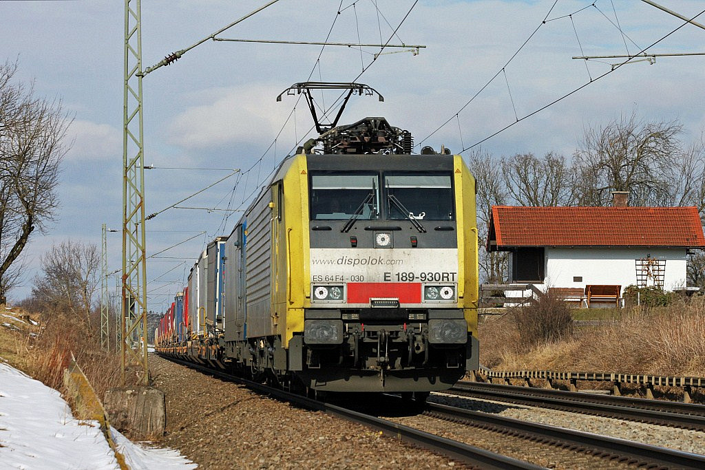 Dispolok 189-930 mit KLV-Zug Richtung Brenner an der ehemaligen Blockstelle Hilperting zwischen Mnchen und Rosenheim am 8. Febr. 2011.