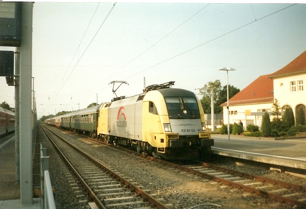 Dispotaurus ES64U2-097 mit dem Mller Saufzug nach der Ankunft in Binz. 