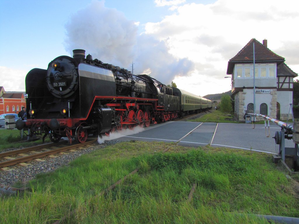 DLW 50 3501 mit dem Lr 74611 von Freyburg nach Karsdorf, in H�he des Stellwerks Lw in Laucha; 24.10.2010