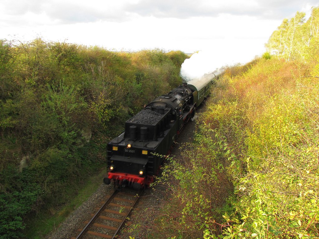 DLW 50 3501 mit dem Lr 74612 von Karsdorf nach Freyburg, bei Burgscheidungen; 24.10.2010