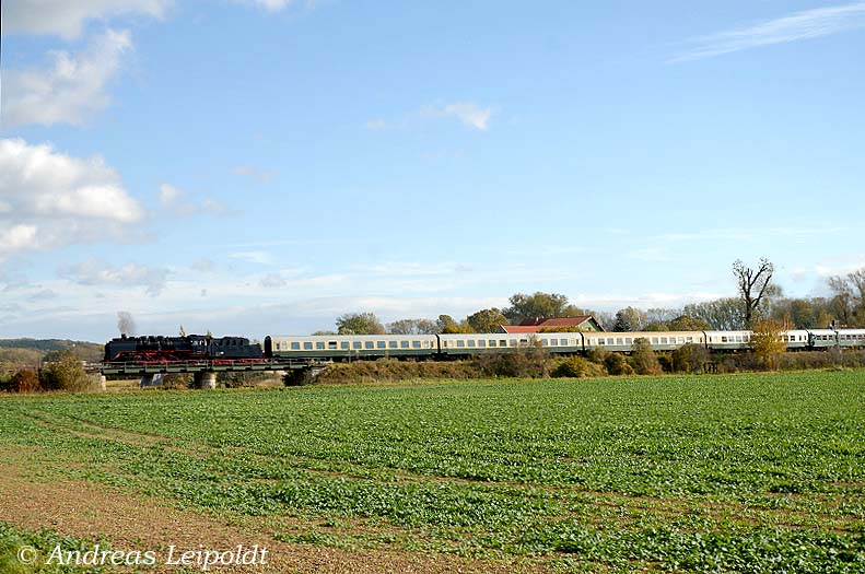 DLW 50 3501 mit dem RE 16590  Rotk�ppchen-Express II  von Camburg nach Freyburg, bei Ro�bach; 24.10.2010 (Foto: Andreas Leipoldt)