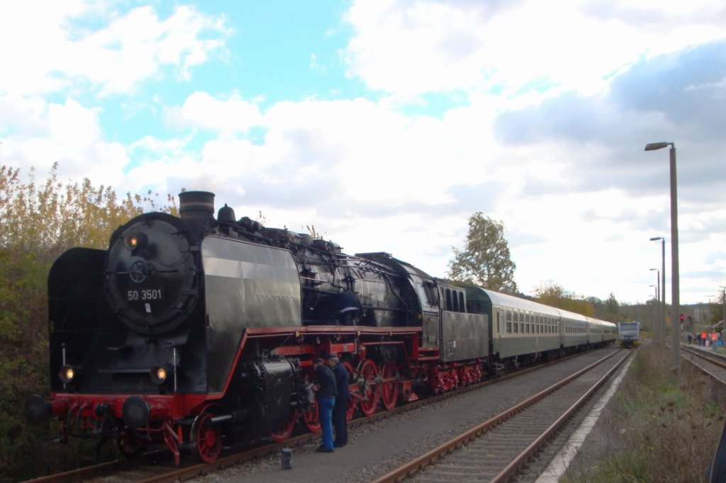 DLW 50 3501 mit dem Leerpark des  Rotk�ppchen-Express II  aus Eisenach, im Bf Karsdorf; 24.10.2010 (Foto: G�nther G�bel)