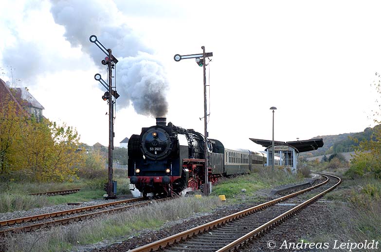 DLW 50 3501 mit dem Lr 74611 von Freyburg nach Karsdorf, bei der Ausfahrt in Laucha; 24.10.2010 (Foto: Andreas Leipoldt)