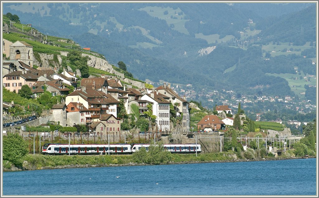 Doppel-Flirt: Zwei 523 auf dem Weg nach Villeneuve bei St Saphorin am 7. Juli 2010.