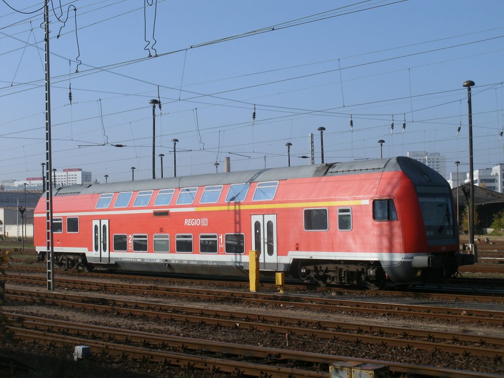 Dostos DABbuzfa 50 80 86-03 110-3 gehrt zum Heimatbahnhof Magdeburg doch im Anschriftenfeld stand auch vermerkt  leihweise Berlin Lichtenberg .Am 29.Oktober 2011 stand der Steuerwagen in Berlin Lichtenberg.