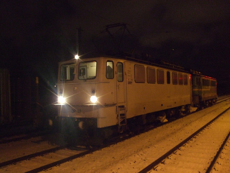 DP52 142 134-6+142 118-9 standen am 14.12.10 von 04.45 Uhr bis 06.45 Uhr im Bahnhof Rostock-Bramow,Sie fuhren beide dann nach Stendal zurck.