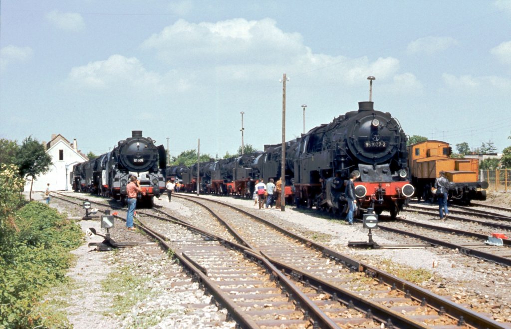 DR 01 005 + 95 1027-2 w�hrend der Feier zu  100 Jahre Rbd Erfurt  am 09.06.1982 im Bahnhof Erfurt West. (Foto: Klaus Pollm�cher)