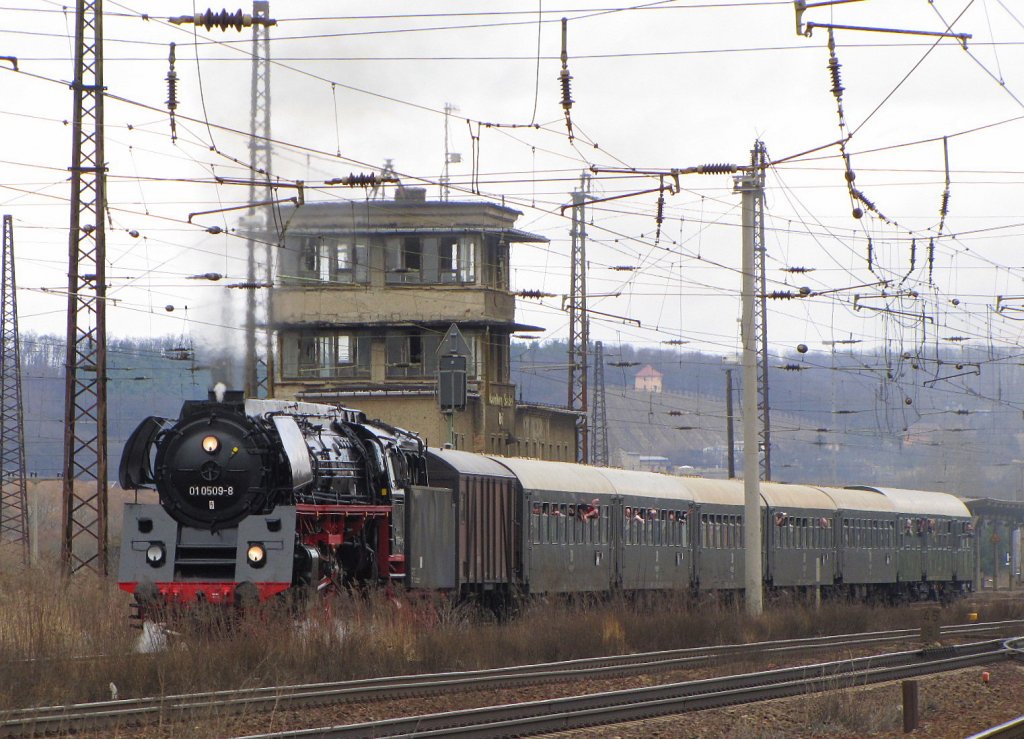 DR 01 0509-8 mit dem DPE 207 von Chemnitz Hbf nach Saalfeld (Saale), bei der Ausfahrt in Naumburg Hbf; 20.03.2010