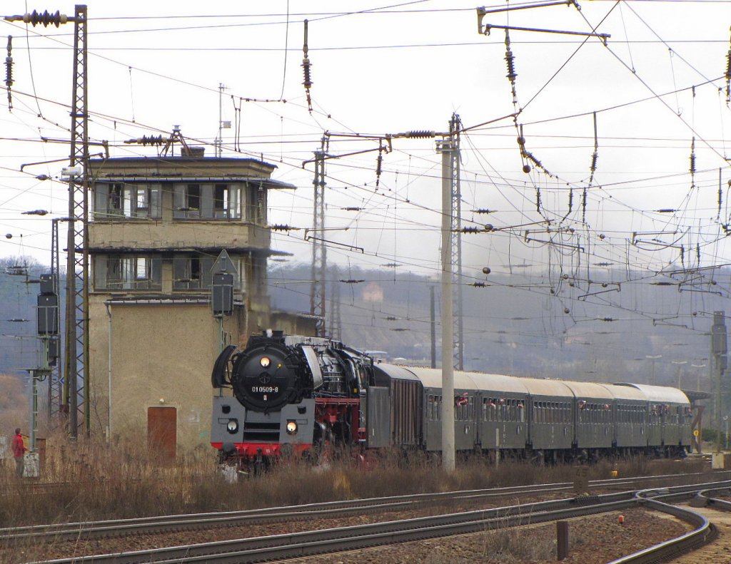 DR 01 0509-8 der Pre�nitztalbahn mit dem DPE 207 von Chemnitz nach Saalfeld, bei der Ausfahrt in Naumburg Hbf; 20.03.2010