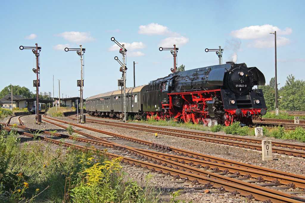 DR 01 0509-8 der Pre�nitztalbahn mit dem  Heizhaus-Express  nach nach Chemnitz, bei der Ausfahrt in Zeitz; 20.08.2010 (Foto: Ren� Richter)