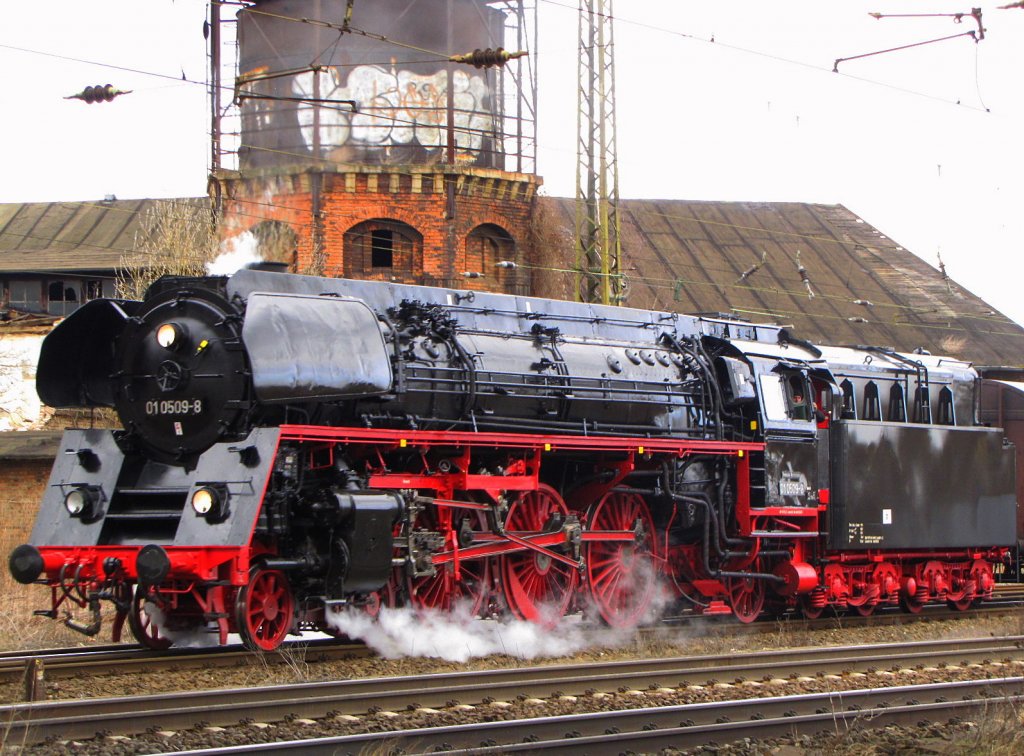 DR 01 0509-8 (Rbd Erfurt, Bw Saalfeld) der Pre�nitztalbahn vor dem ehem. Bw Naumburg. Sie brachte einen Sonderzug von Chemnitz nach Saalfeld; 20.03.2010