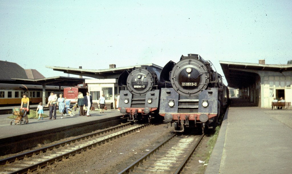 DR 01 0513-0 und 01 1514-7 im August 1980 im Bf Zeitz. (Foto: Ulrich George)