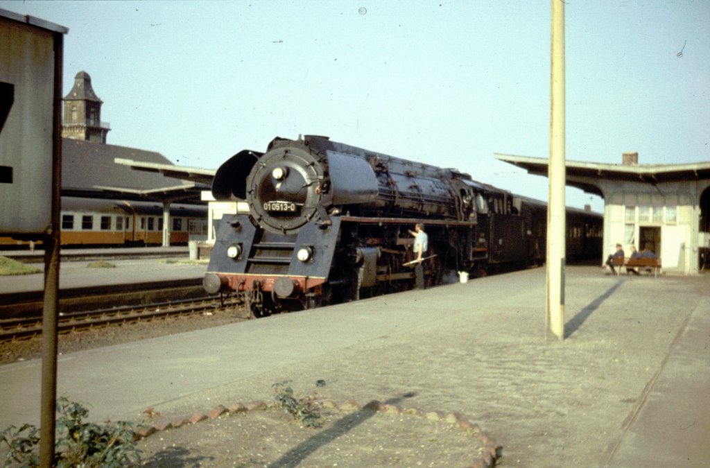 DR 01 0513-0 im August 1980 mit einem Personenzug im Bf Zeitz. (Foto: Ulrich George)