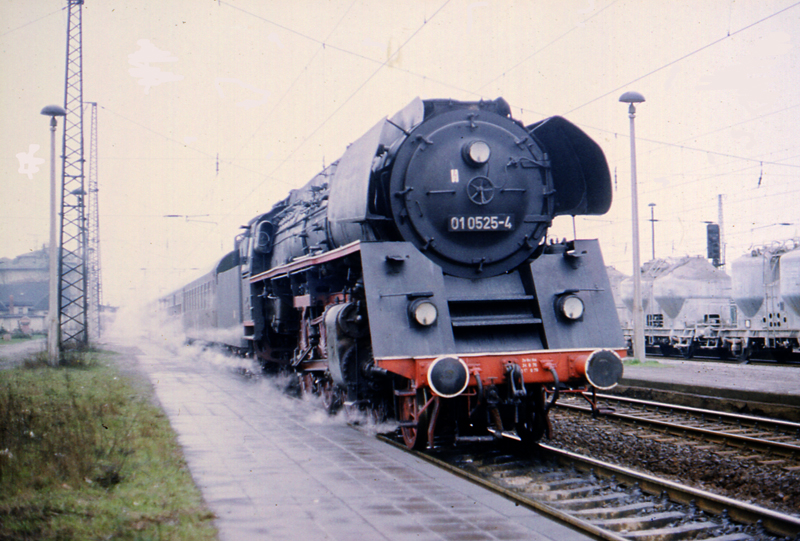 DR 01 0525-4 mit dem D 504 von Saalfeld nach Berlin-Lichtenberg, am 05.04.1980 beim Halt in Naumburg Hbf. (Foto: Gerd B�hmer, www.gerdboehmer-berlinereisenbahnarchiv.de)