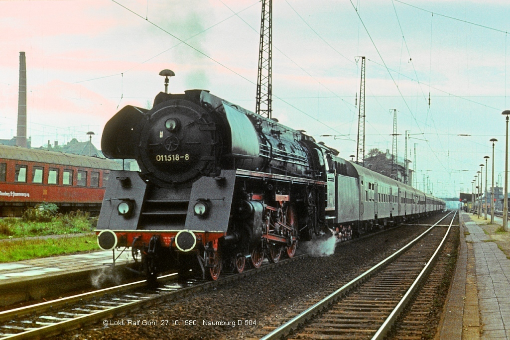 DR 01 1518-8 mit dem D 504 von Saalfeld nach Halle (S) Hbf, beim Halt in Naumburg (S) Hbf. Der Fotograf selbst ist den Zug damals gefahren; 27.10.1980 (Foto: Ralf G�hl)