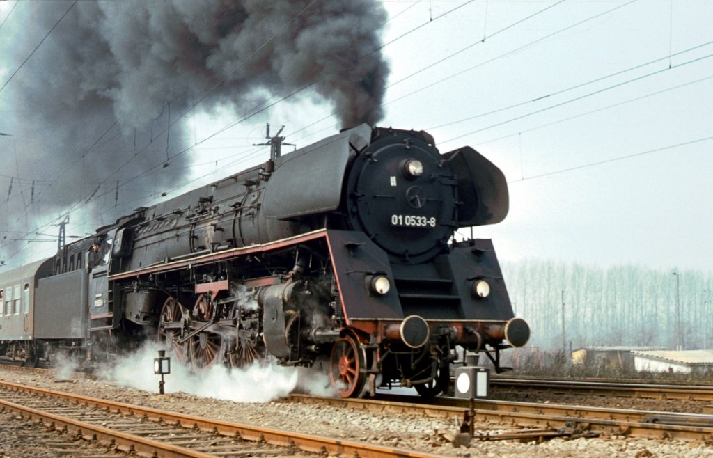 DR 01 533-8 mit dem D 504 von Saalfeld nach Berlin-Lichtenberg, bei der Ausfahrt in Naumburg Hbf; 02.04.1981 (Foto: Klaus Pollm�cher)