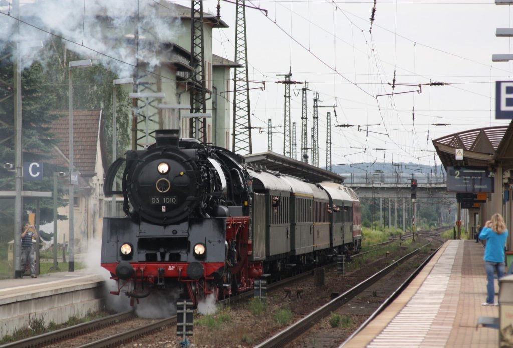 DR 03 1010 vom F�rderverein Schnellzugdampflok 03 1010 e.V. auf ihrer Premierenfahrt vom DLW Meiningen zum Sommerfest des Bw Halle P, bei der Durchfahrt in Naumburg Hbf; 02.07.2011 (Foto: Peter Stumpf)