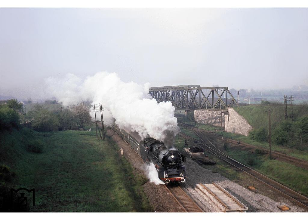 DR 03 2058-0 mit dem D 1000 von Gera nach Leipzig Hbf, am 12.05.1978 bei der Ausfahrt in Zeitz. (Foto: Joachim B�gel, http://www.eisenbahnstiftung.de)