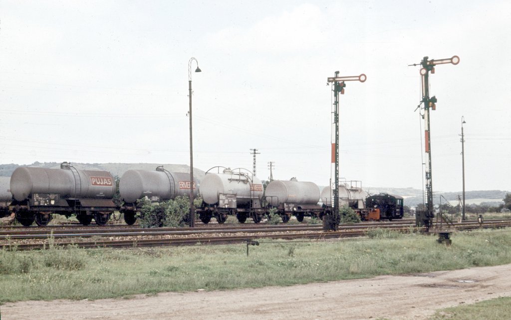 DR 100 440-7 mit Weinkesselwagen im Bf Laucha; 22.07.1980 (Foto: Klaus Pollm�cher)