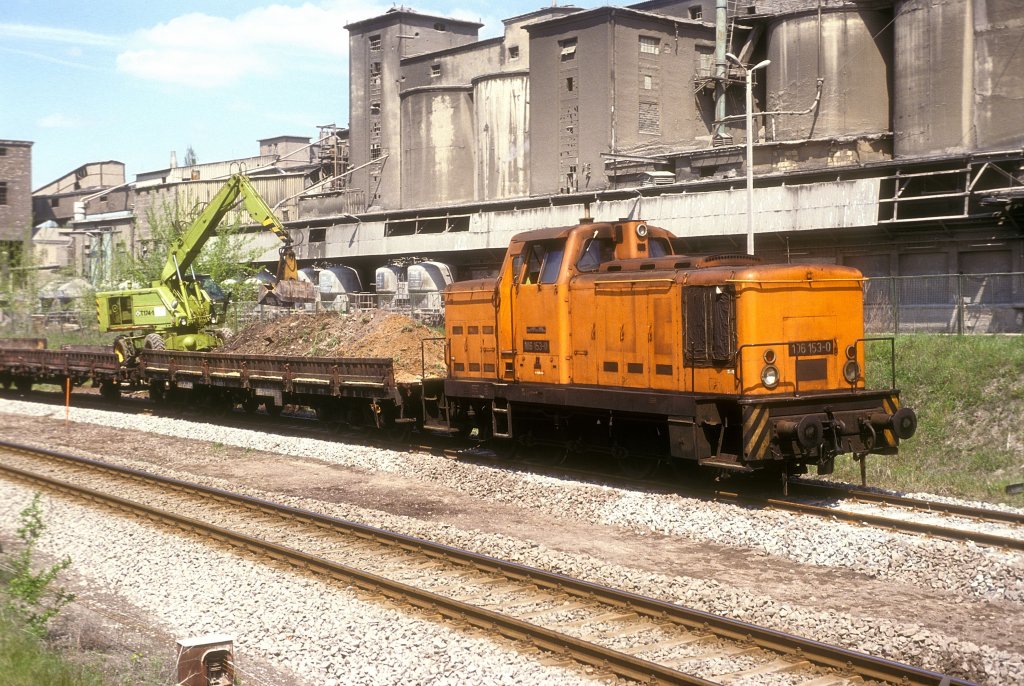 DR 106 153-0 mit einem Arbeitszug in Karsdorf; 08.05.1991 (Foto: Werner Brutzer)
