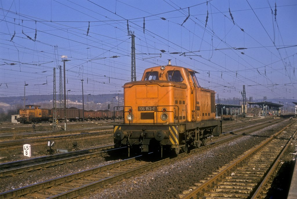 DR 106 153-0 in Naumburg (S) Hbf; 23.02.1990 (Foto: Werner Brutzer)