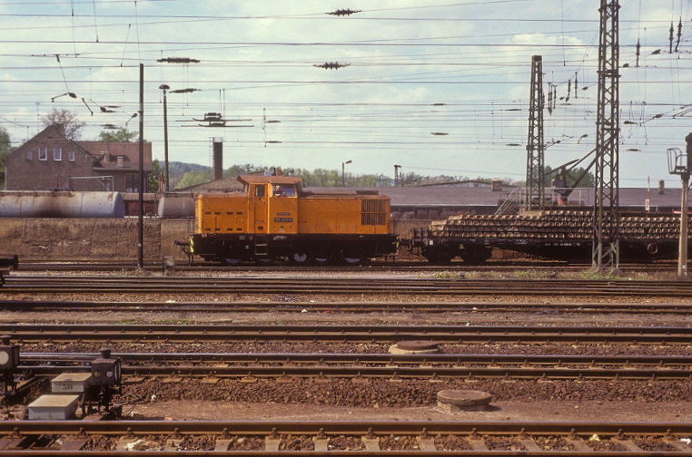 DR 106 243-9 am 08.05.1991 in Naumburg Hbf. (Foto: Werner Brutzer)