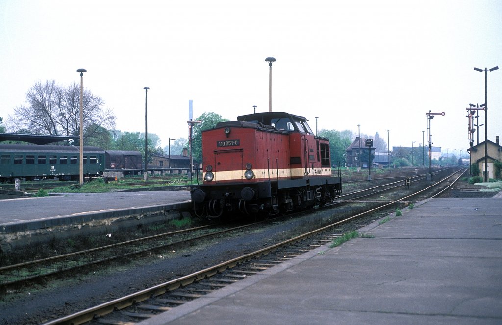 DR 110 051-0 am 12.05.1991 im Bf Zeitz. (Foto: Werner Brutzer)