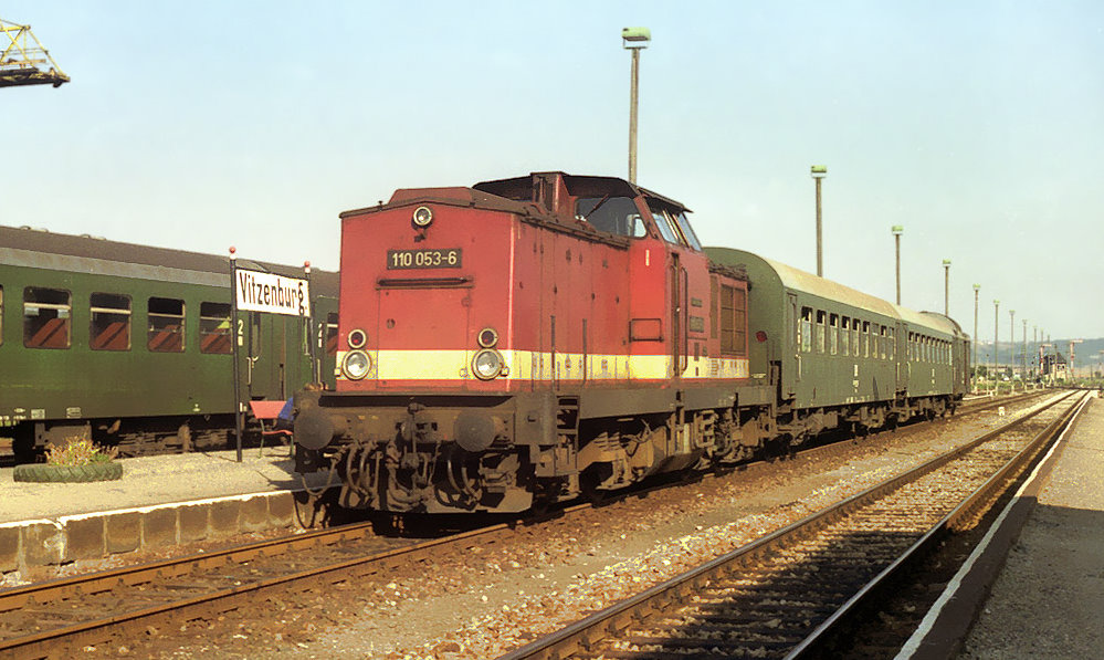 DR 110 053-6 mit einem Personenzug aus Naumburg Hbf, im Bf Vitzenburg; 14.09.1991 (Foto: Hans-Peter Waack)