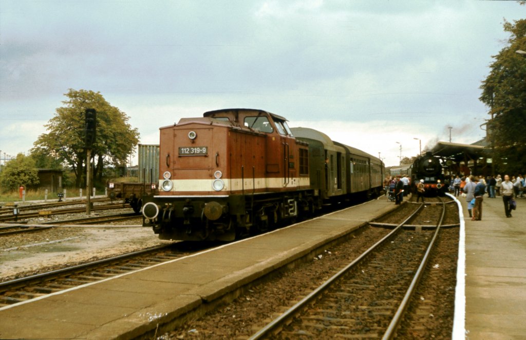 DR 112 319-9 mit einem Personenzug nach Naumburg Hbf, im Bf Artern,. Daneben steht DR 44 1093-2 mit dem Geburtstagssonderzug  100 Jahre Unstrutbahn  aus Naumburg Hbf; 01.10.1989 (Foto: Klaus Pollm�cher)